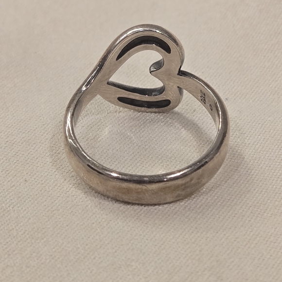 Elegant Silver Heart Ring - Picture 4 of 6